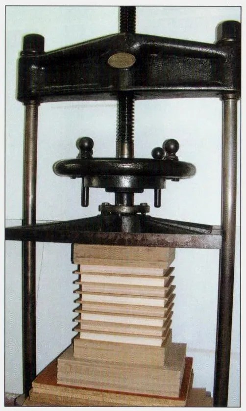 Imagen de una prensa, haciendo el prensado de los pliegos de varios facsímiles.