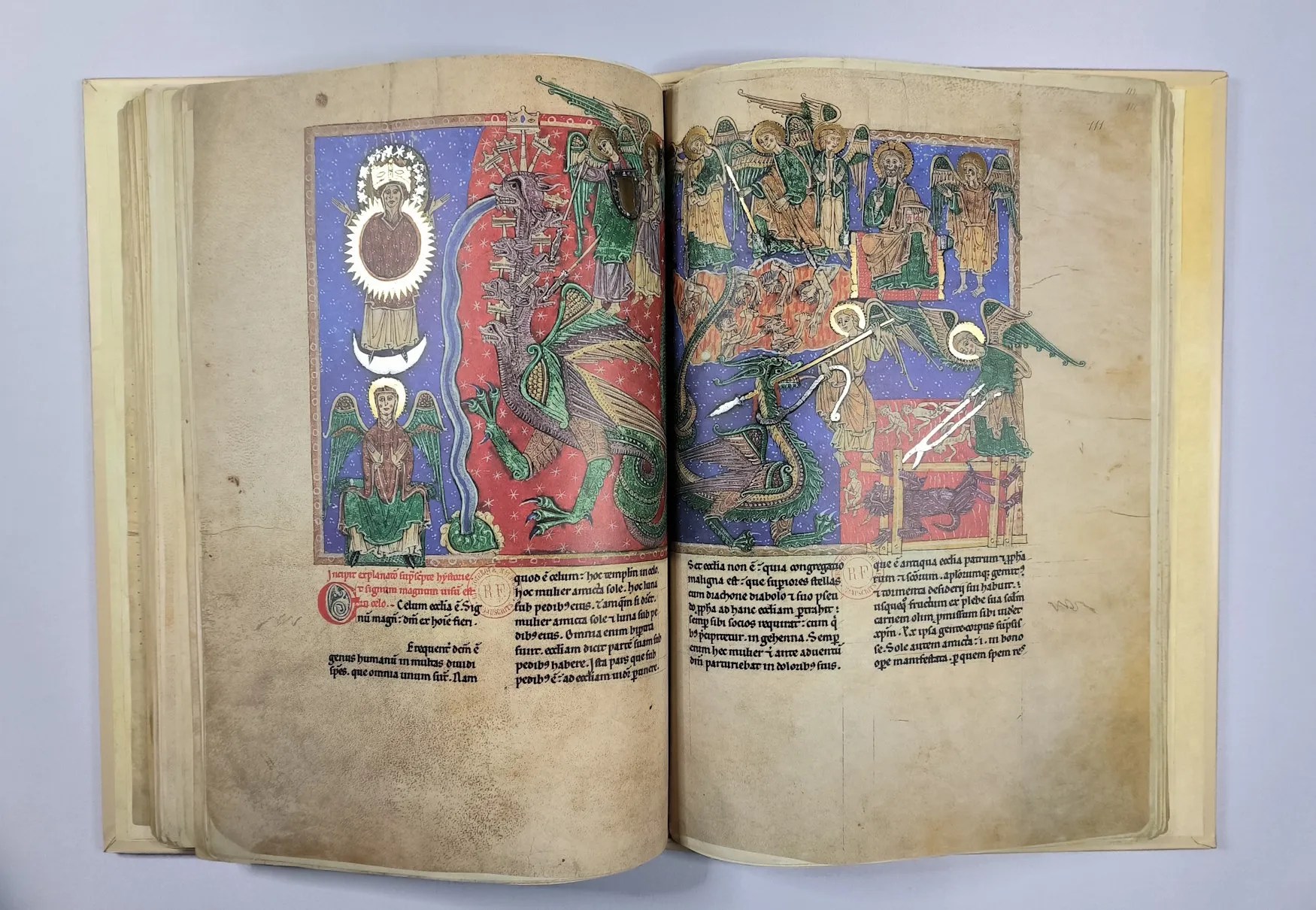 Imagen del facsímil del Beato del Monasterio de San Andrés de Arroyo: "La mujer vestida de sol y el dragón", Editorial Moleiro