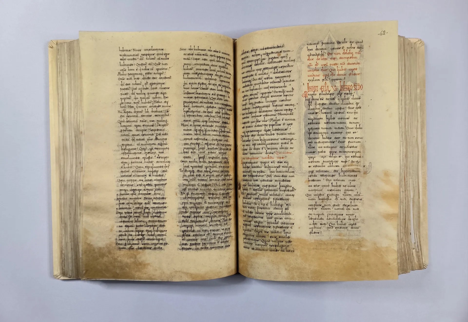 Imagen del facsímil del Beato de Burgo de Osma: vista de la estructura del beato, Editorial Scriptorium