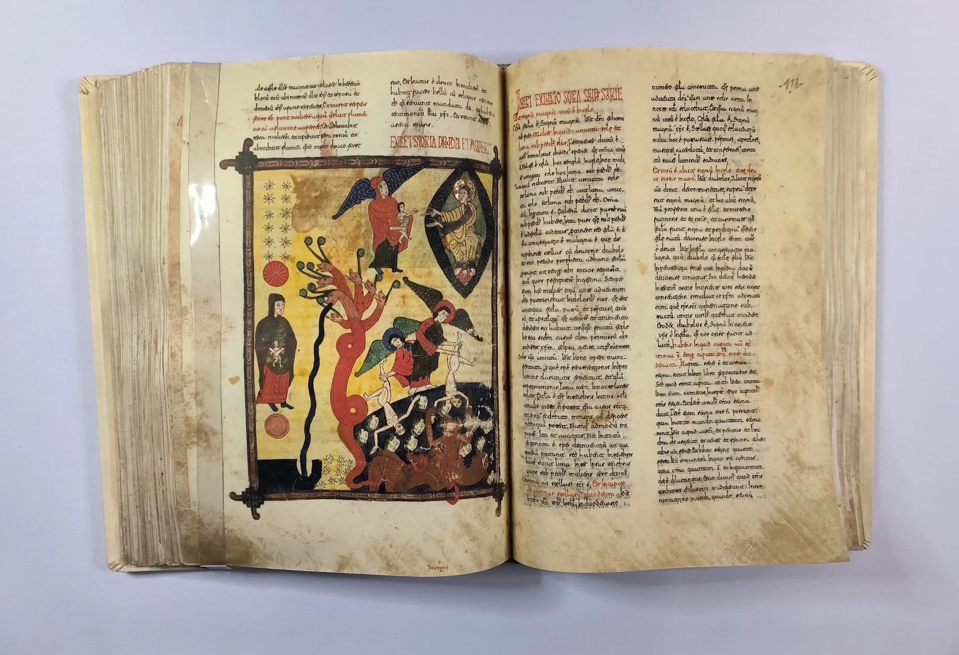 Imagen del facsímil del Beato de Burgo de Osma: La Mujer vestida de Sol y el Dragón, Editorial Scriptorium