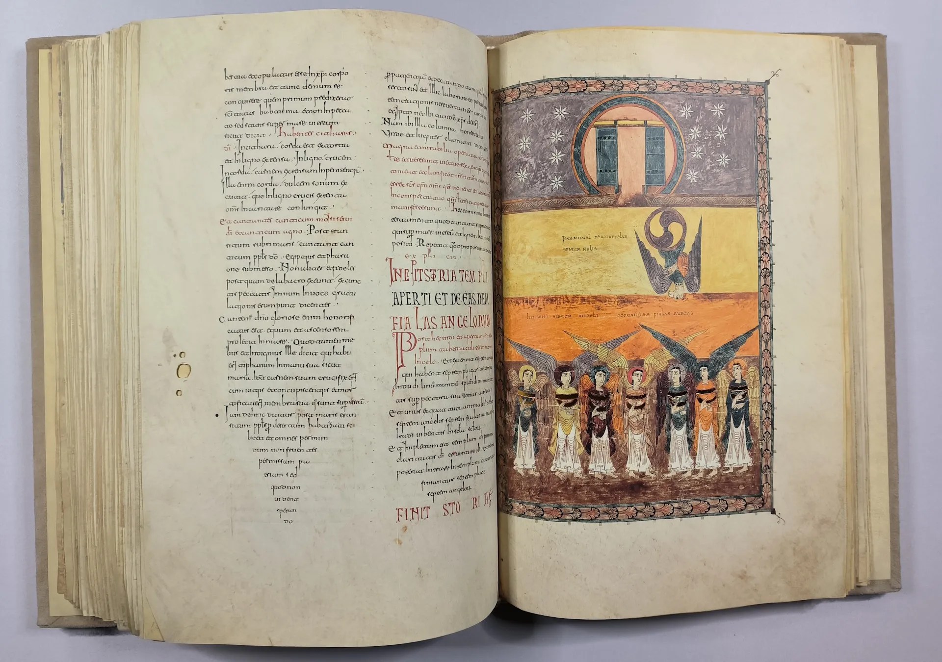 Imagen del facsímil del Beato de Girona: "Los siete ángeles de las plagas salen del templo", Editorial Moleiro