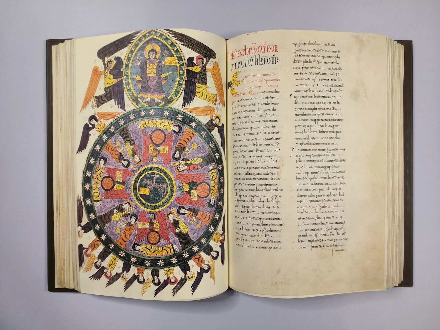 Imagen del facsímil del Beato del Monasterio de Santo Domingo de Silos: "El Cordero y los cuatro seres vivientes", Editorial Moleiro