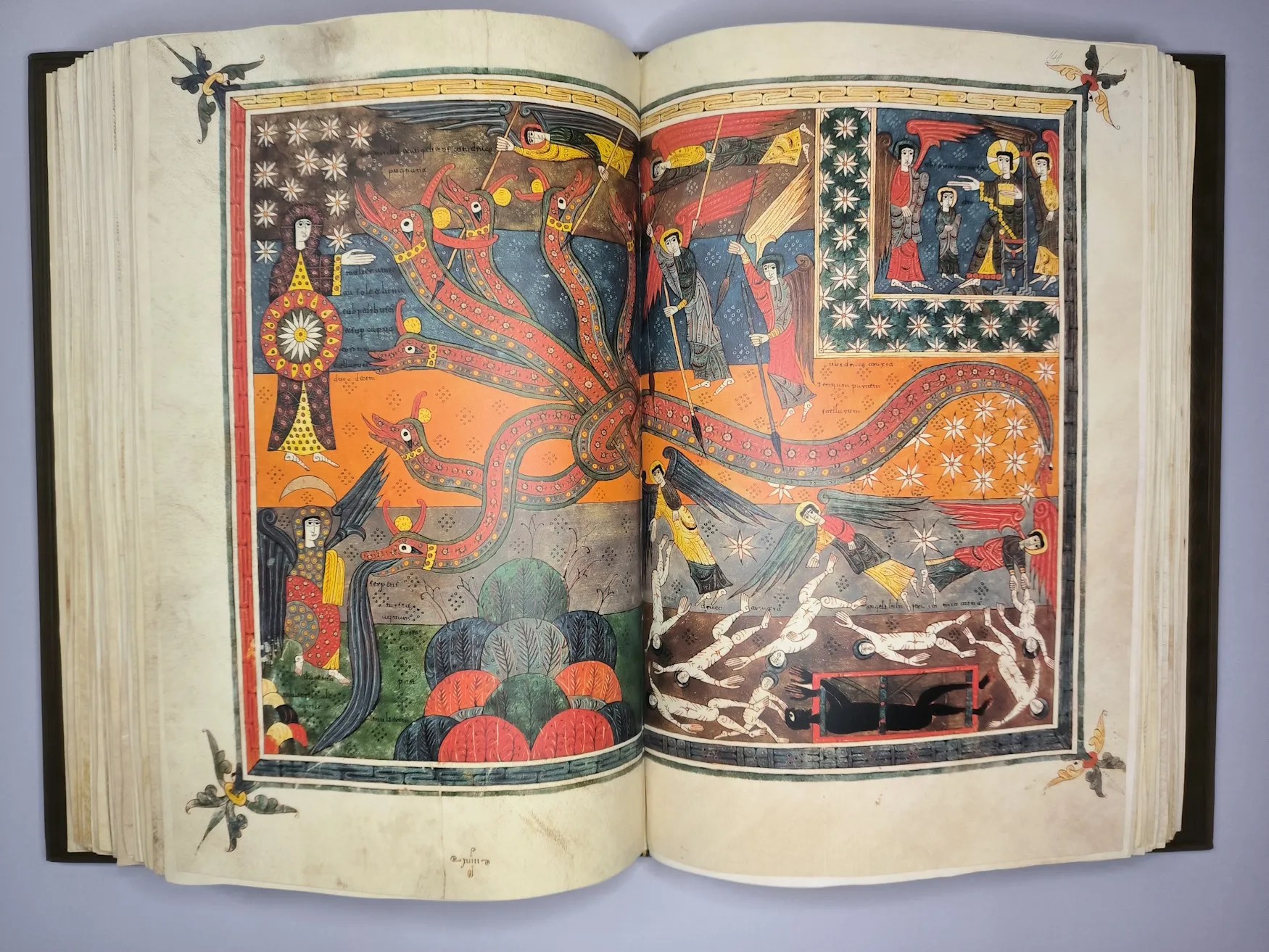 Imagen del facsímil del Beato del Monasterio de Santo Domingo de Silos: "La lucha de la serpiente contra el hijo de la mujer", Editorial Moleiro