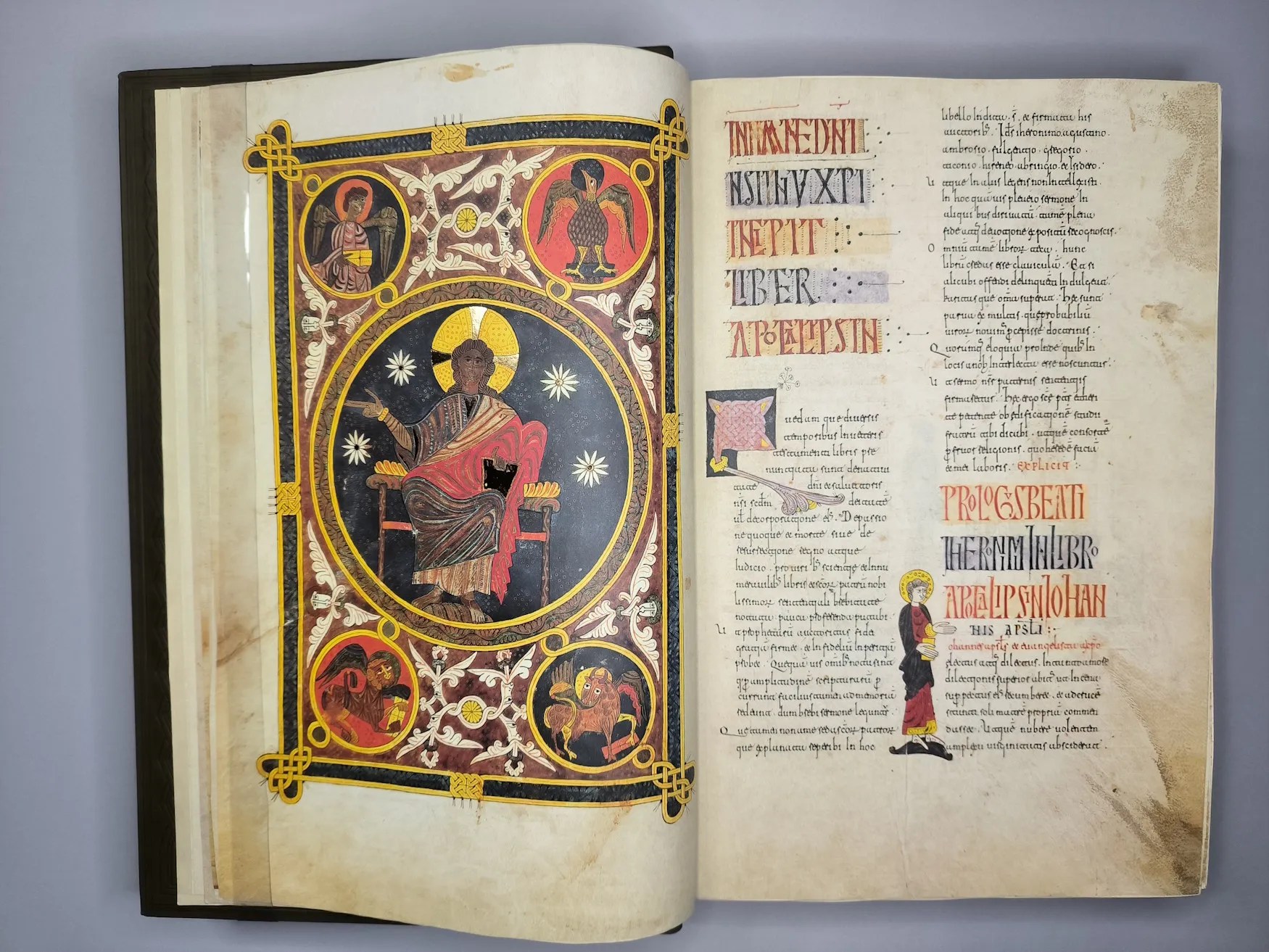 Imagen del facsímil del Beato del Monasterio de Santo Domingo de Silos: "Pantocrátor. Cristo en majestad con el Tetramorfos", Editorial Moleiro