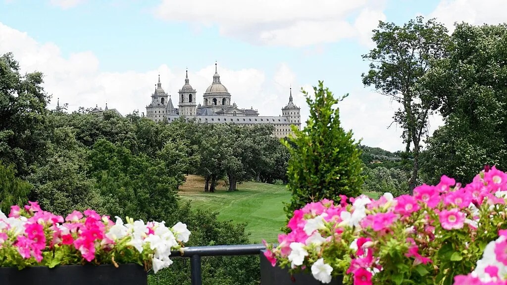 Vista lejana del Monasterio de San Lorenzo de El Escorial
