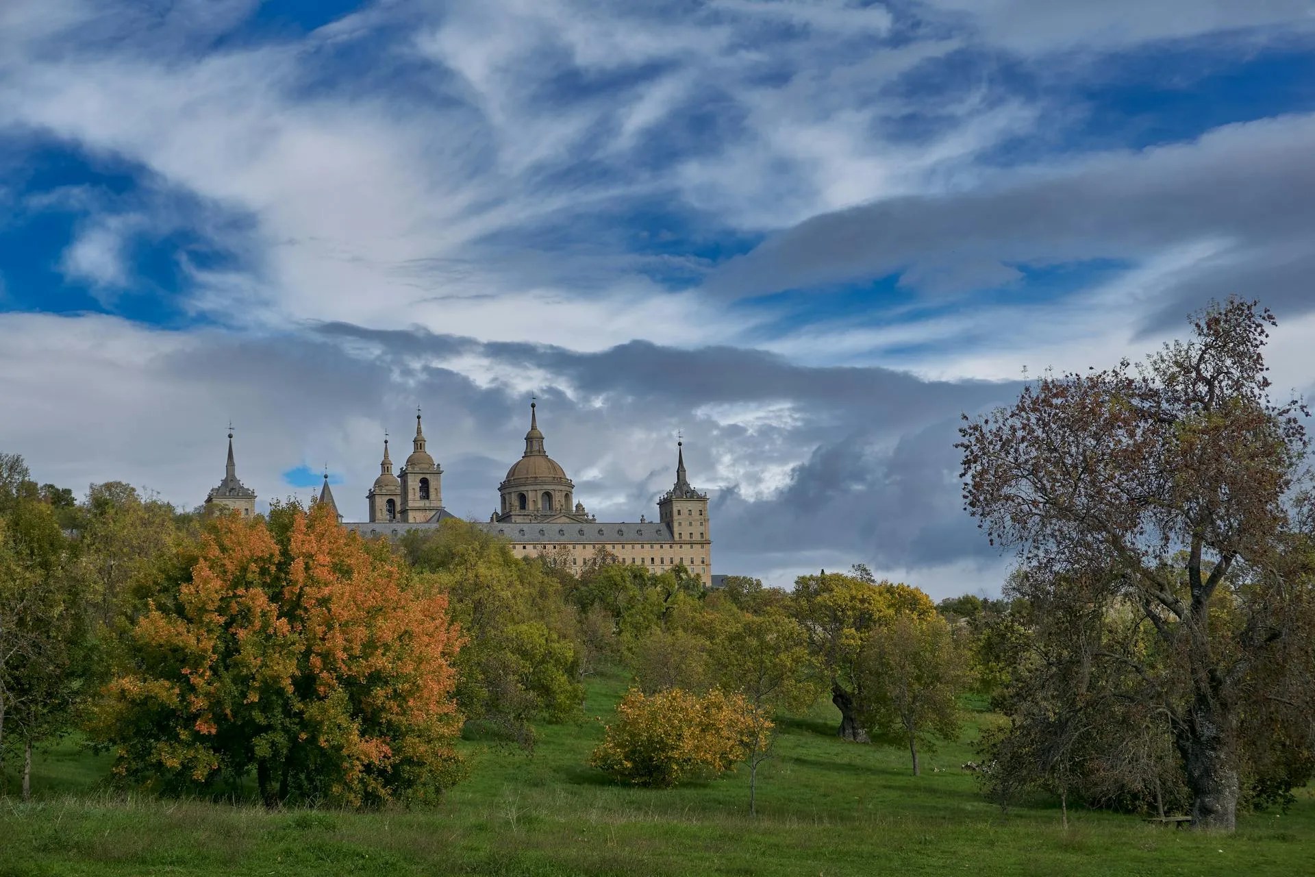Vista lejana del Monasterio de San Lorenzo de El Escorial