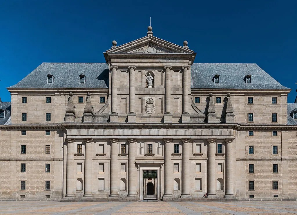 Vista de la fachada principal del Monasterio de San Lorenzo de El Escorial