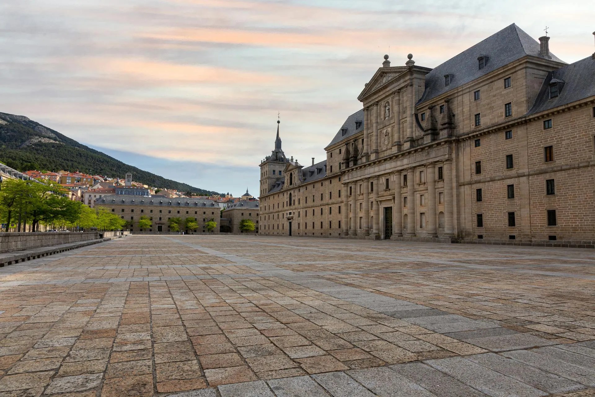 Vista de la fachada principal del Monasterio de San Lorenzo de El Escorial