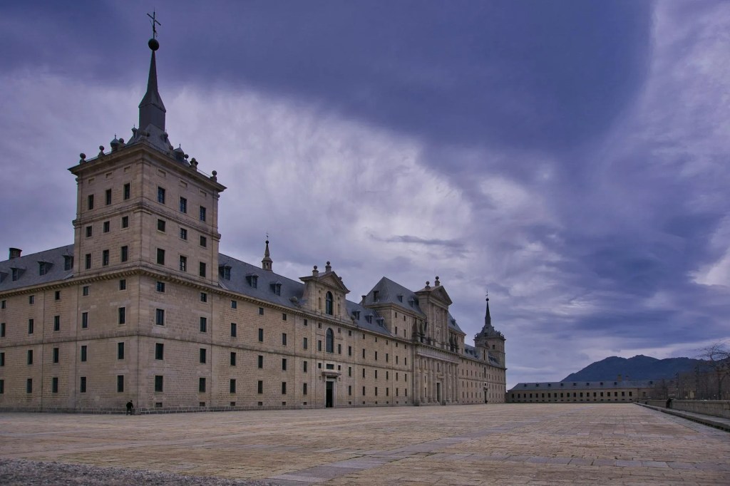 Vista de la fachada principal del Monasterio de San Lorenzo de El Escorial