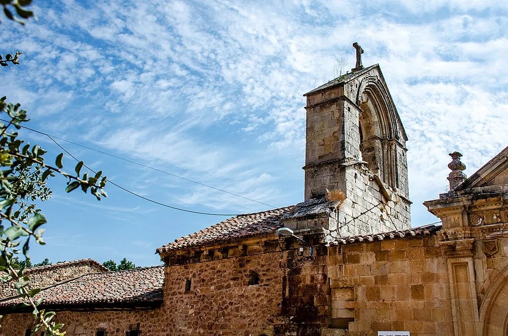 Vista de la espadaña de la iglesia del Monasterio de San Andrés de Arroyo