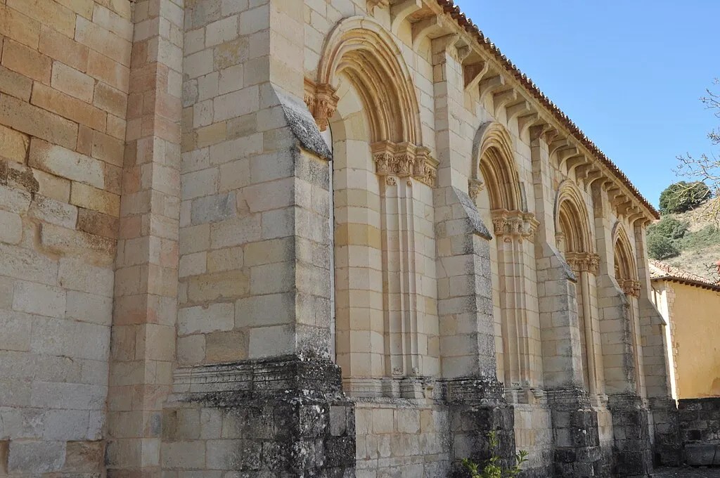 Vista lateral de los contrafuertes de la iglesia del Monasterio de San Andrés de Arroyo