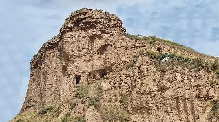 Vista del monte donde se ven las ruinas del Monasterio de San Martín de Albelda