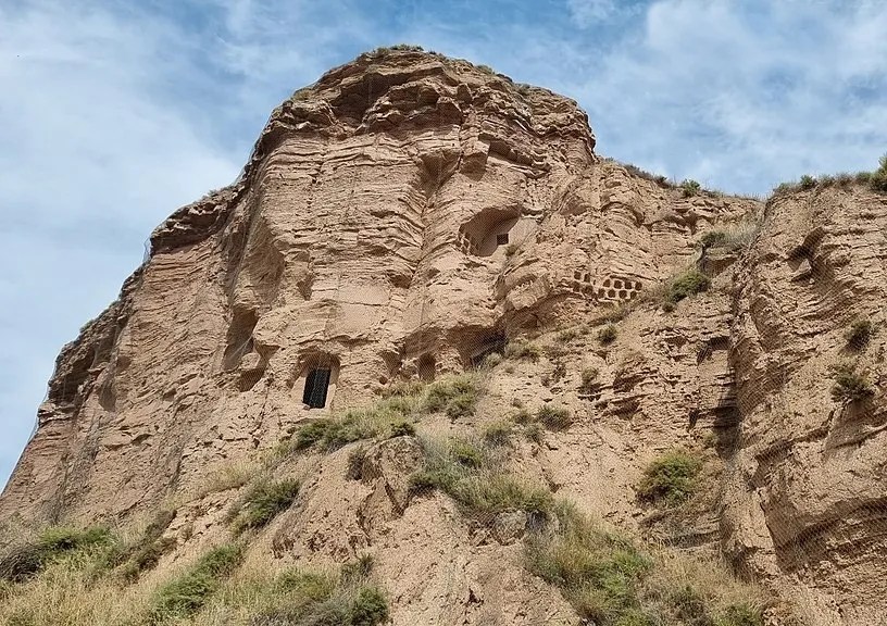 Vista del monte donde se ven las ruinas del Monasterio de San Martín de Albelda