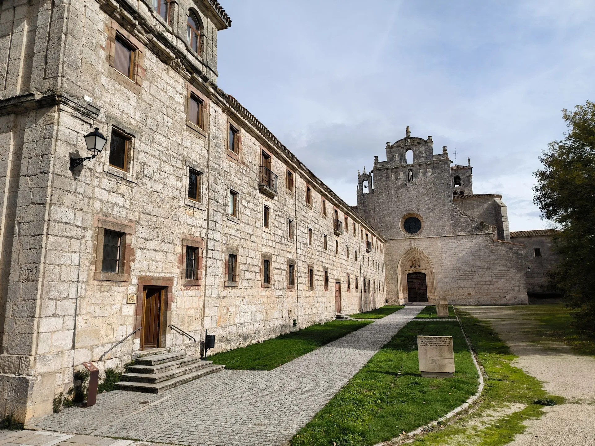 Vista de la entrada de la iglesia del Monasterio de San Pedro de Cardeña