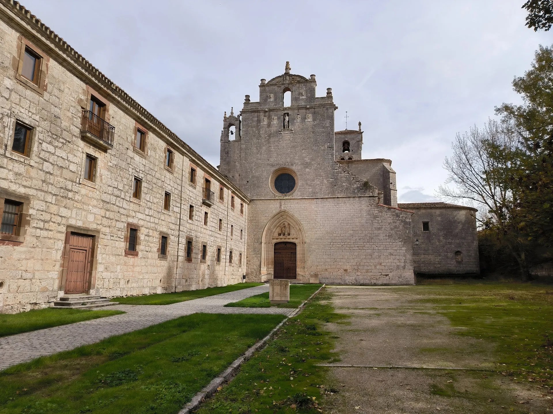 Vista de la entrada de la iglesia del Monasterio de San Pedro de Cardeña