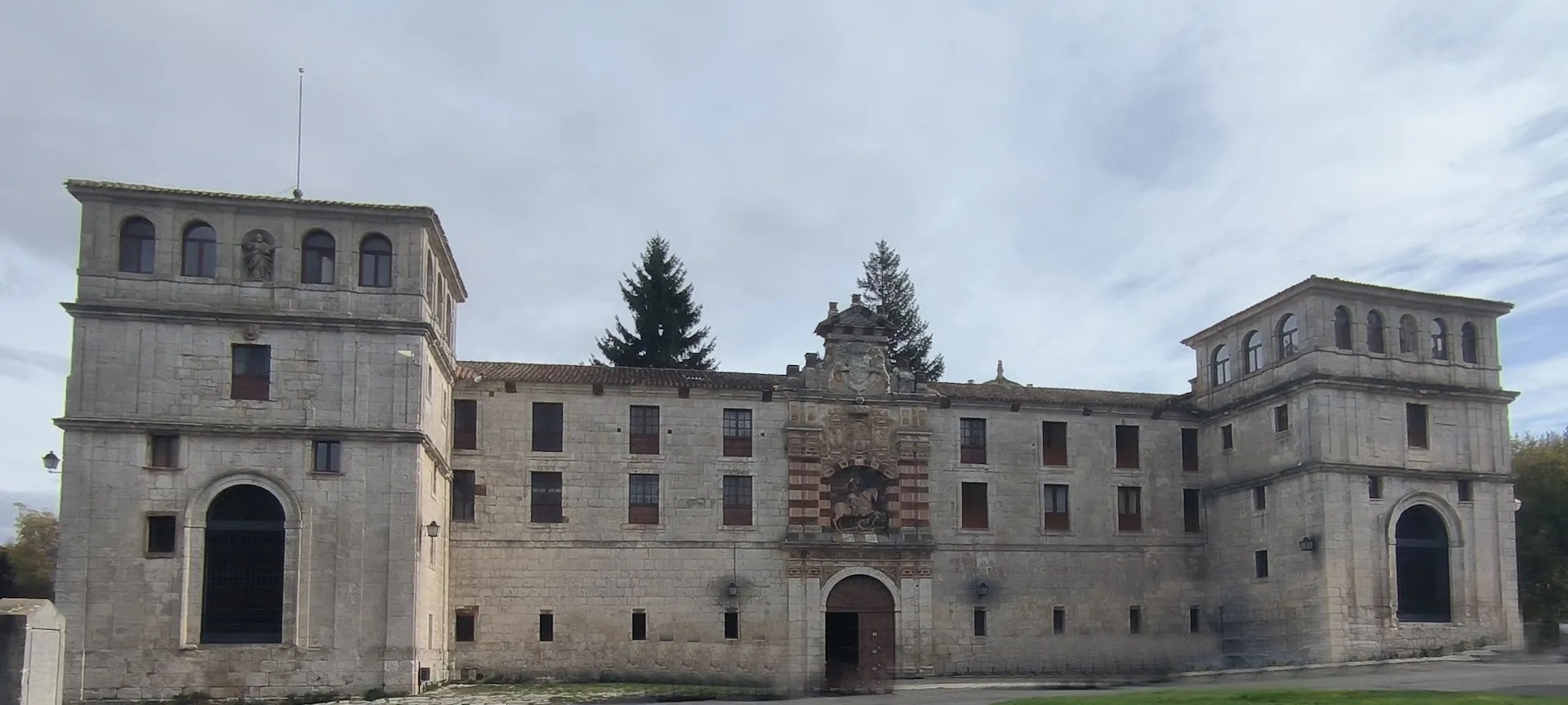 Vista de la fachada principal del Monasterio de San Pedro de Cardeña