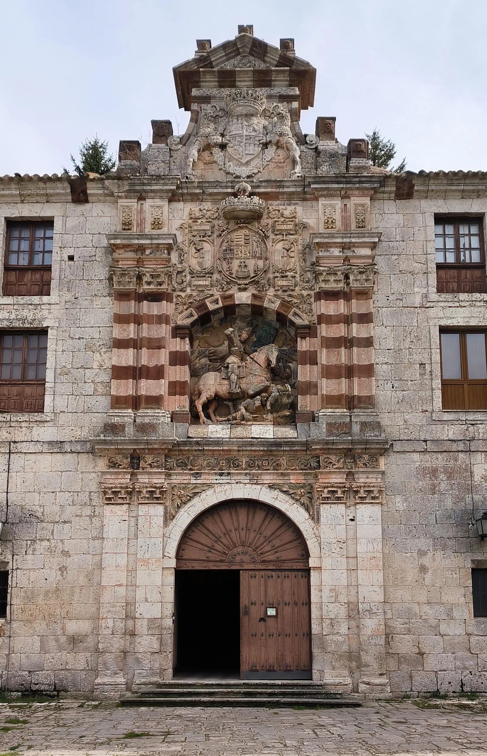 Vista de la entrada principal al monasterio de San Pedro de Cardeña