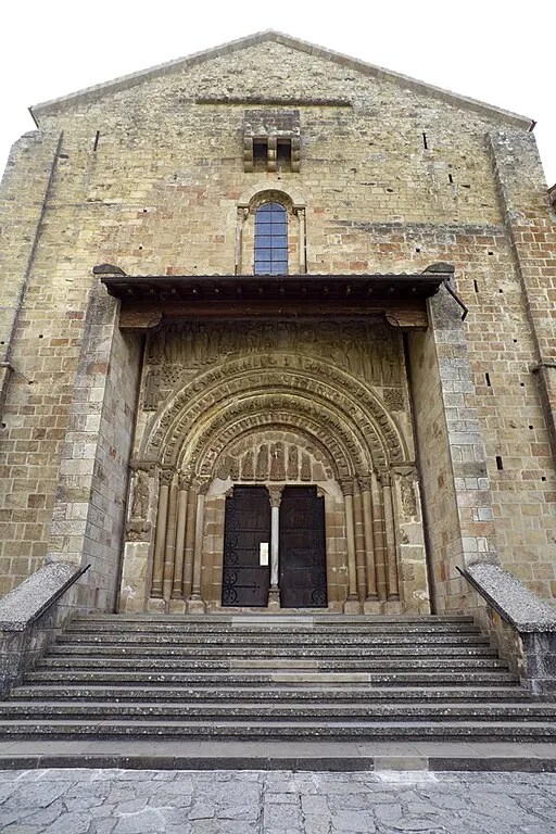 Vista de la fachada oeste y su Porta Speciosa (puerta preciosa) de Monasterio de San Salvador de Leyre