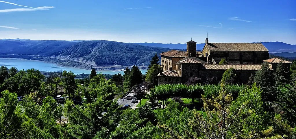 Vista panorámica del Monasterio de San Salvador de Leyre con el embalse de Yesa de fondo