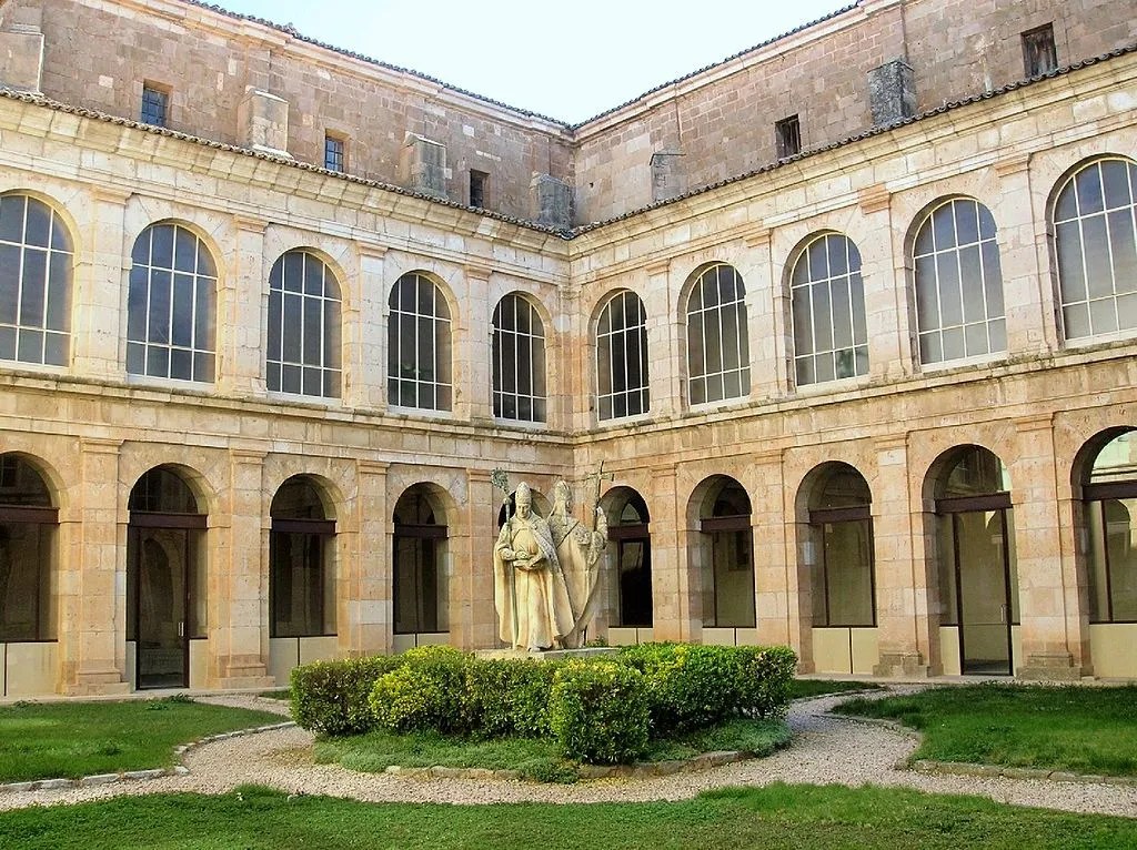 Vista de uno de los claustros del Monasterio de Santa María de Huerta