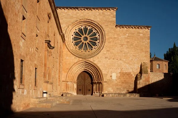 Vista de la entrada a la iglesia del Monasterio de Santa María de Huerta