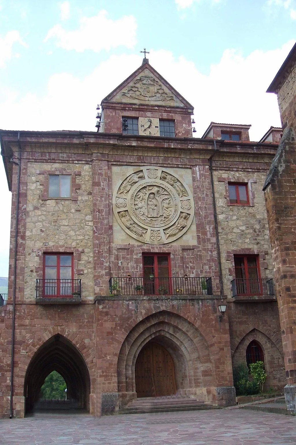 Vista de la entrada a la iglesia del Monasterio de Santa María de Valvanera