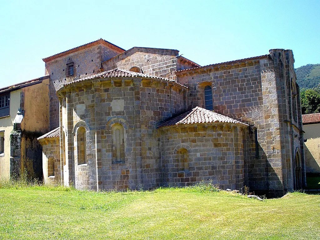 Vista de los ábsides de la iglesia del Monasterio de Santa María de Valdediós