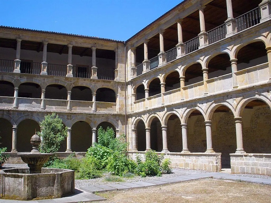 Vista del claustro del Monasterio de Santa María de Valdediós