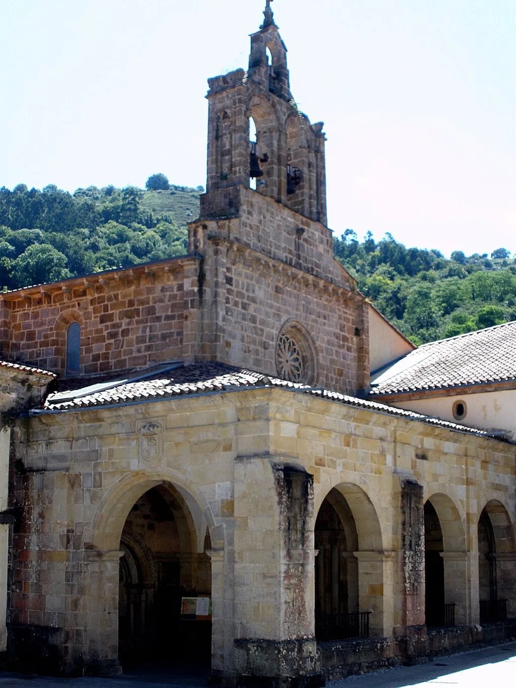 Vista del pórtico a la entrada a la iglesia del Monasterio de Santa María de Valdediós