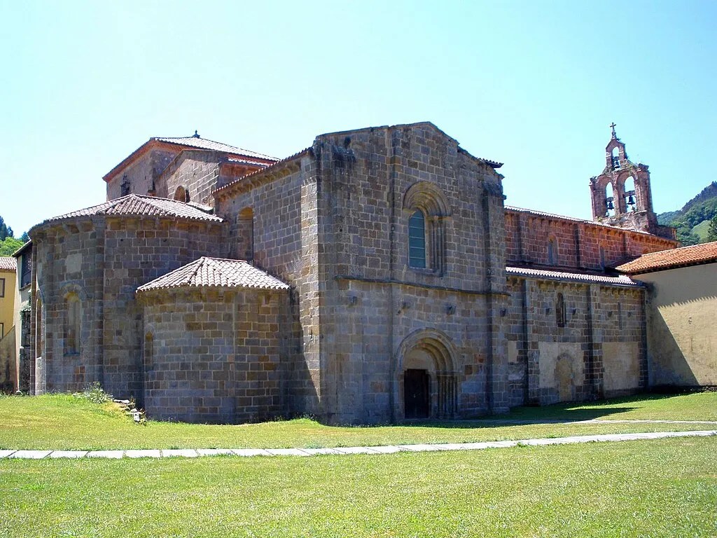 Vista lateral del Monasterio de Santa María de Valdediós
