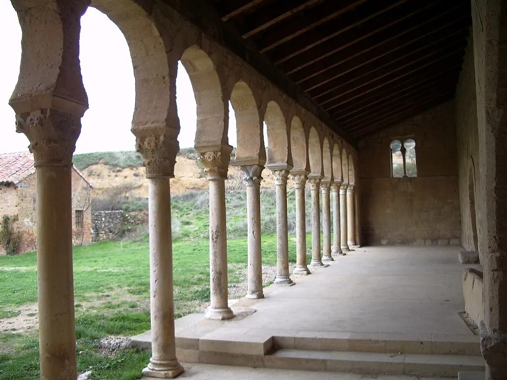 Vista del pórtico del Monasterio de San Miguel de Escalada