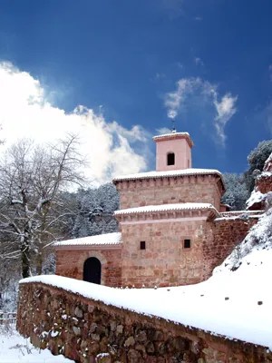 Vista nevada del convento de Suso del Monasterio de San Millán de la Cogolla
