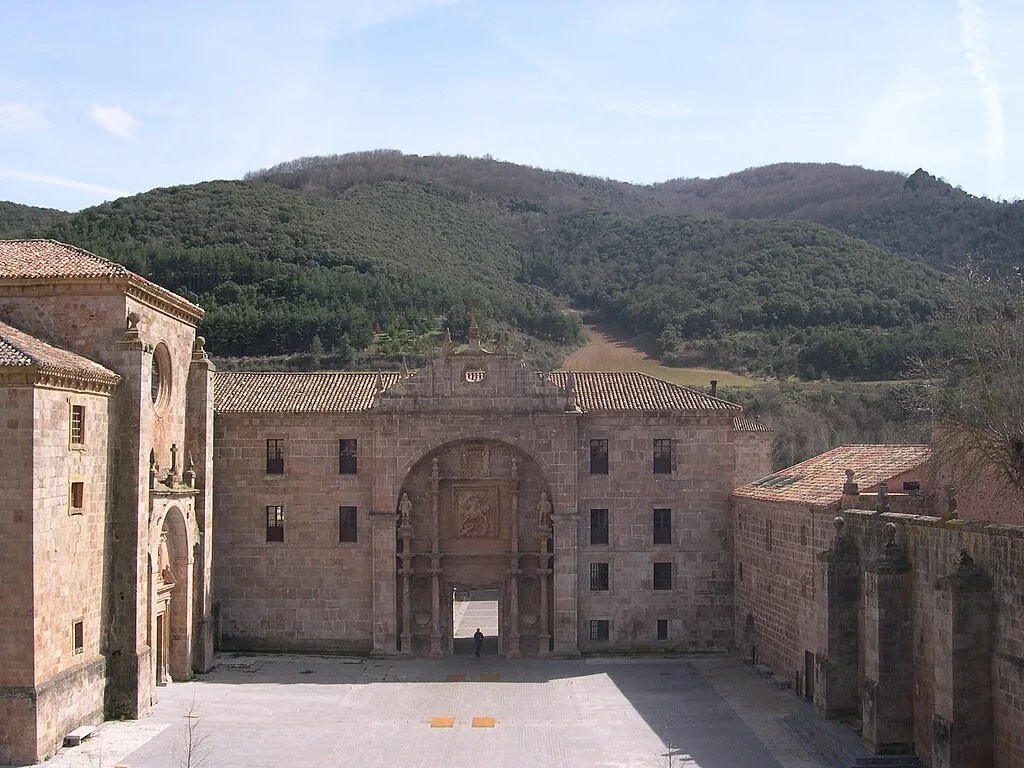 Vista de la entrada al Convento de Yuso del Monasterio de San Millán de la Cogolla