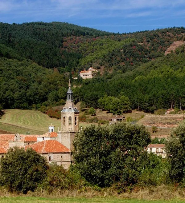 Vista del monasterio de San Millán de la Cogolla donde se ve el convento de Suso en la parte de arriba y el convento de Yuso en la parte de abajo
