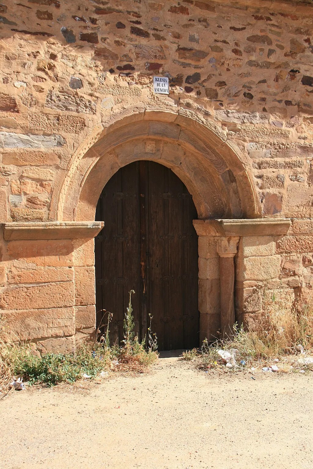 Vista de la puerta de la iglesia del Monasterio de San Salvador de Tábara