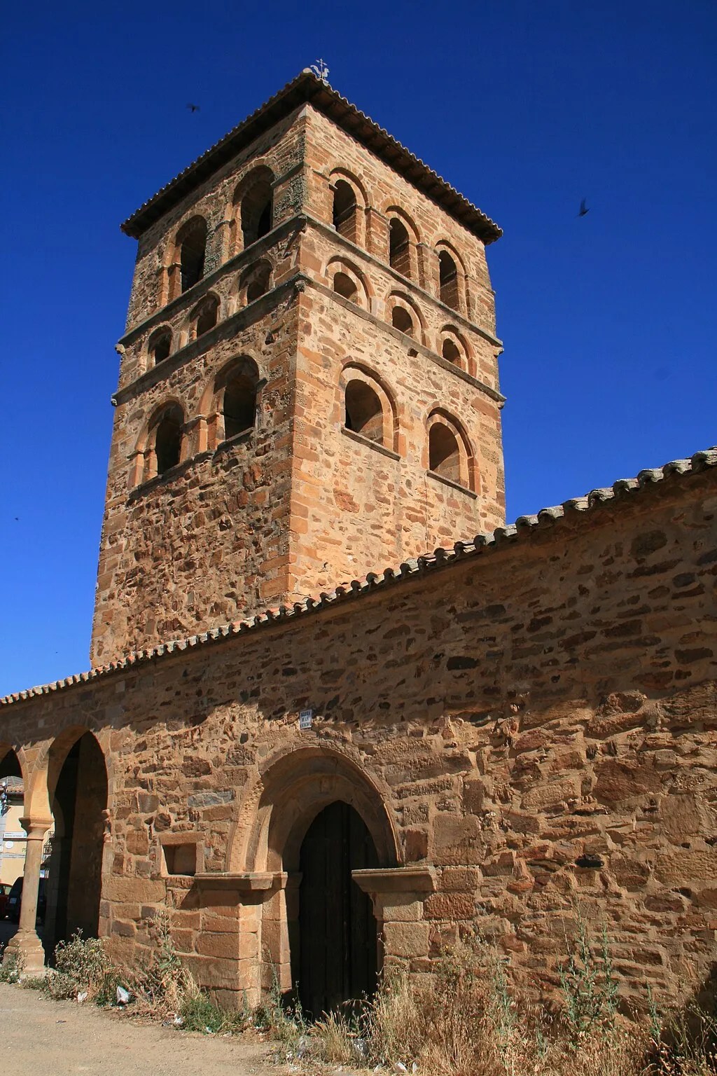 Vista lateral del Monasterio de San Salvador de Tábara
