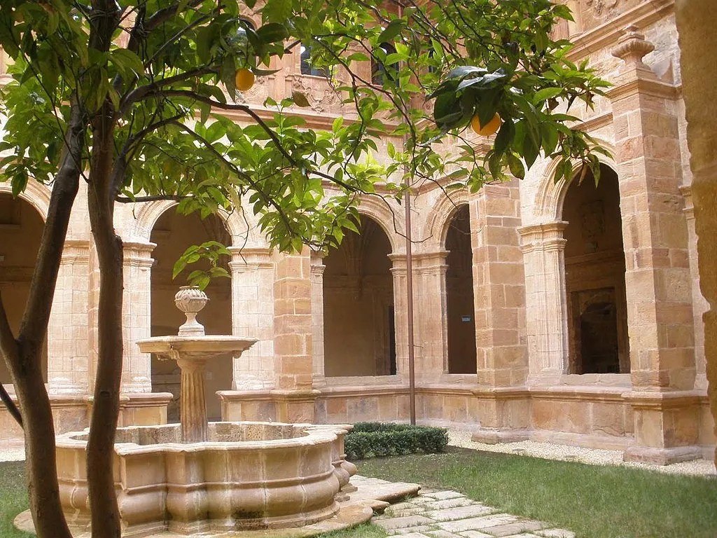 Vista del claustro del Monasterio de San Vicente de Oviedo