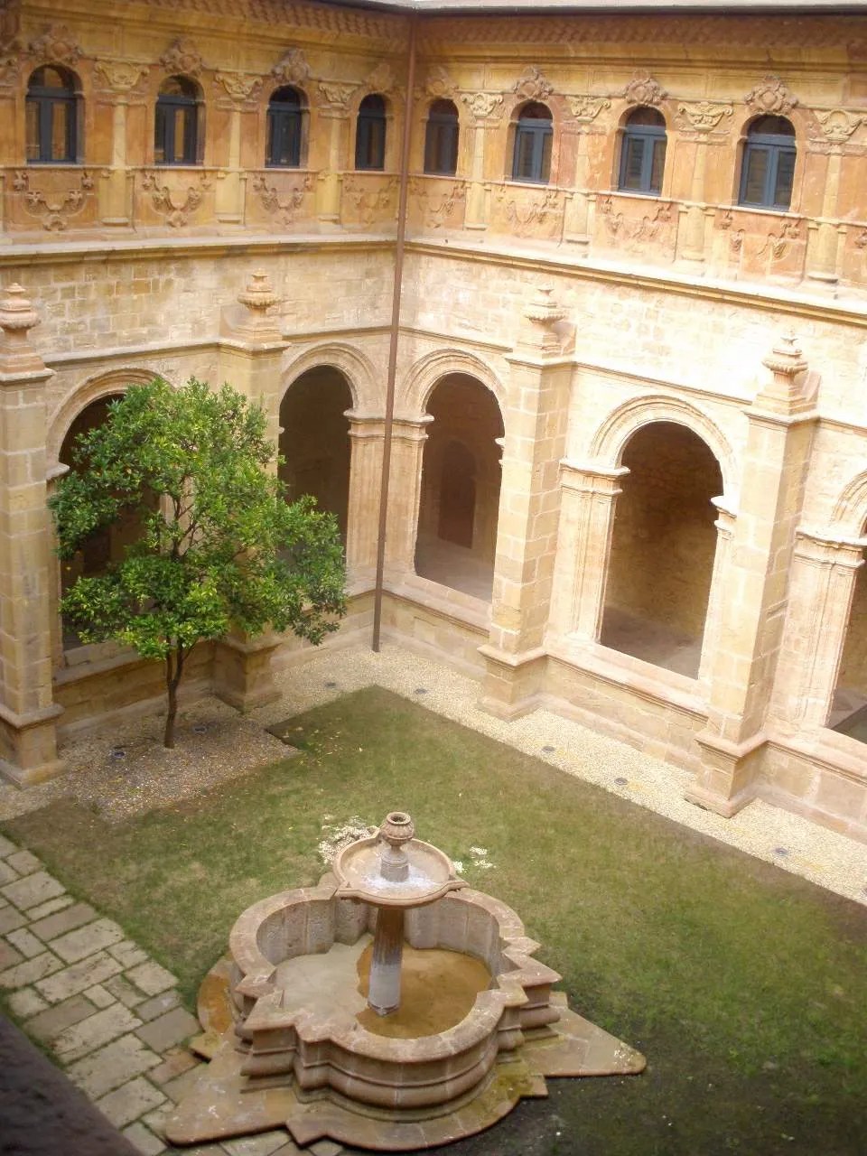 Vista del claustro del Monasterio de San Vicente de Oviedo