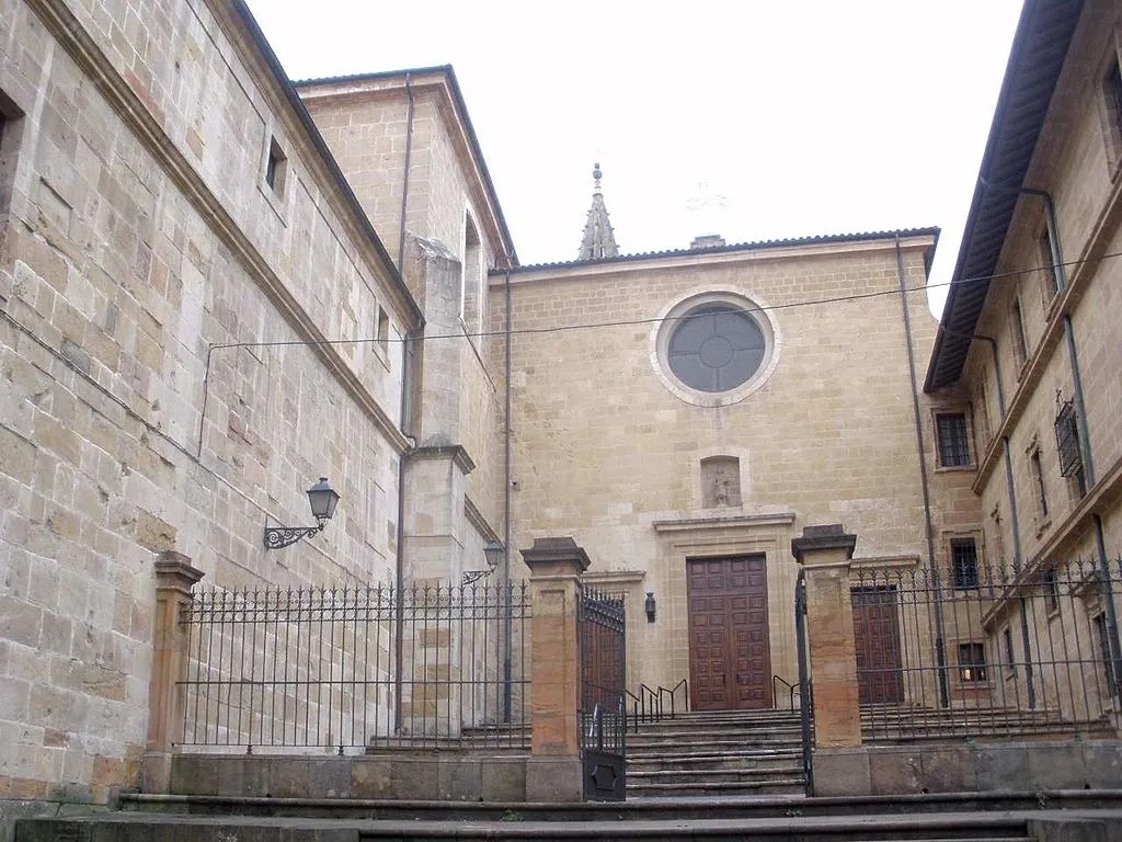 Monasterio de San Vicente de Oviedo entrada a la Iglesia de Santa María la Real de la Corte