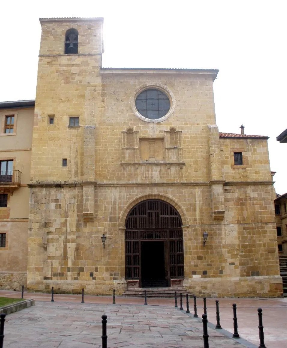 Vista de la puerta de entrada a la iglesia de Santa María la Real de la Corte del Monasterio de San Vicente de Oviedo