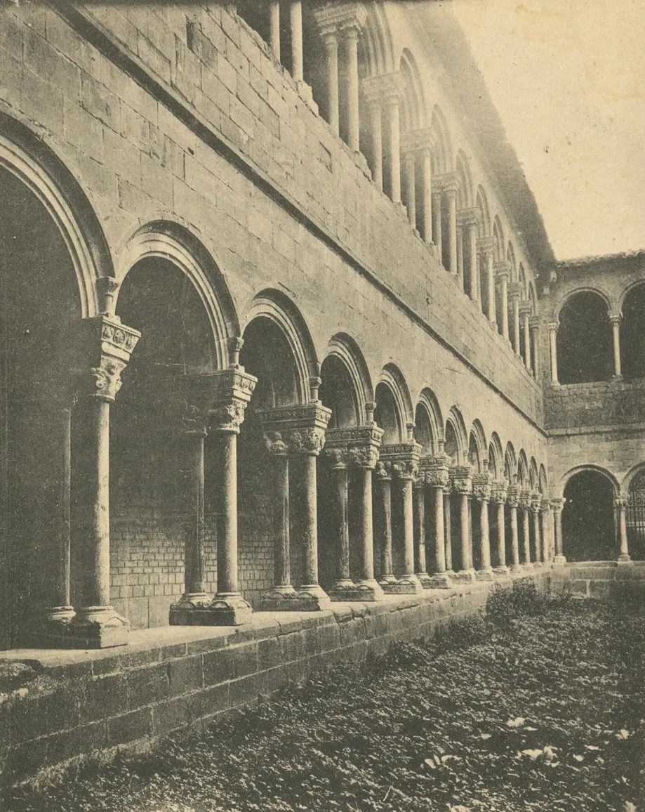Detalle del claustro del Monasterio de Santa Maria de Ripoll