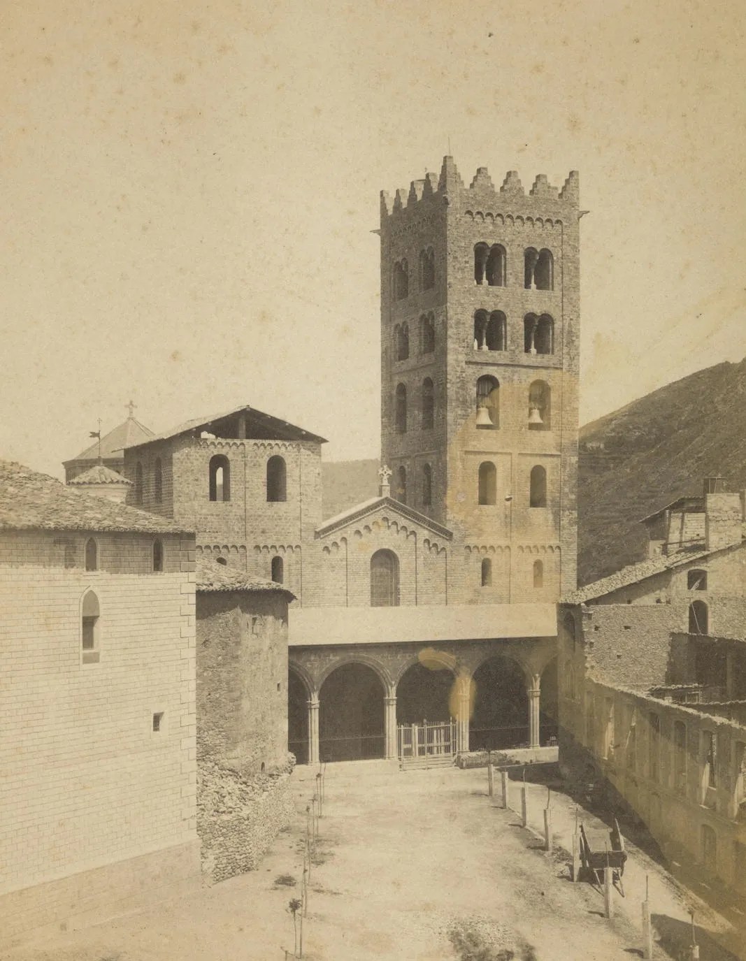 Vista antigua de la Torre del Monasterio de Santa Maria de Ripoll
