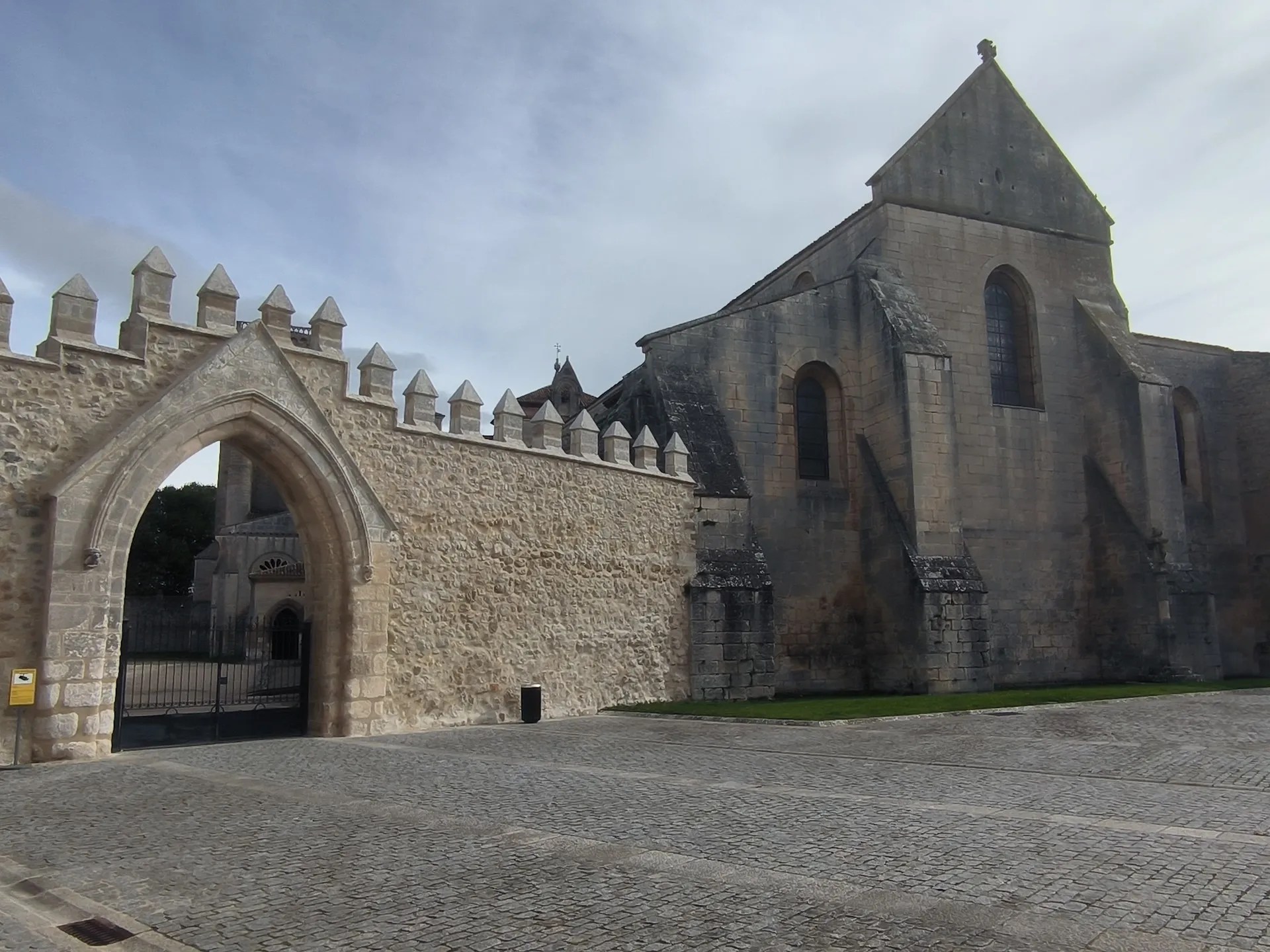 Vista desde el Patio de la Fuente del arco de entrada al patio exterior del Monasterio de Santa María de Las Huelgas