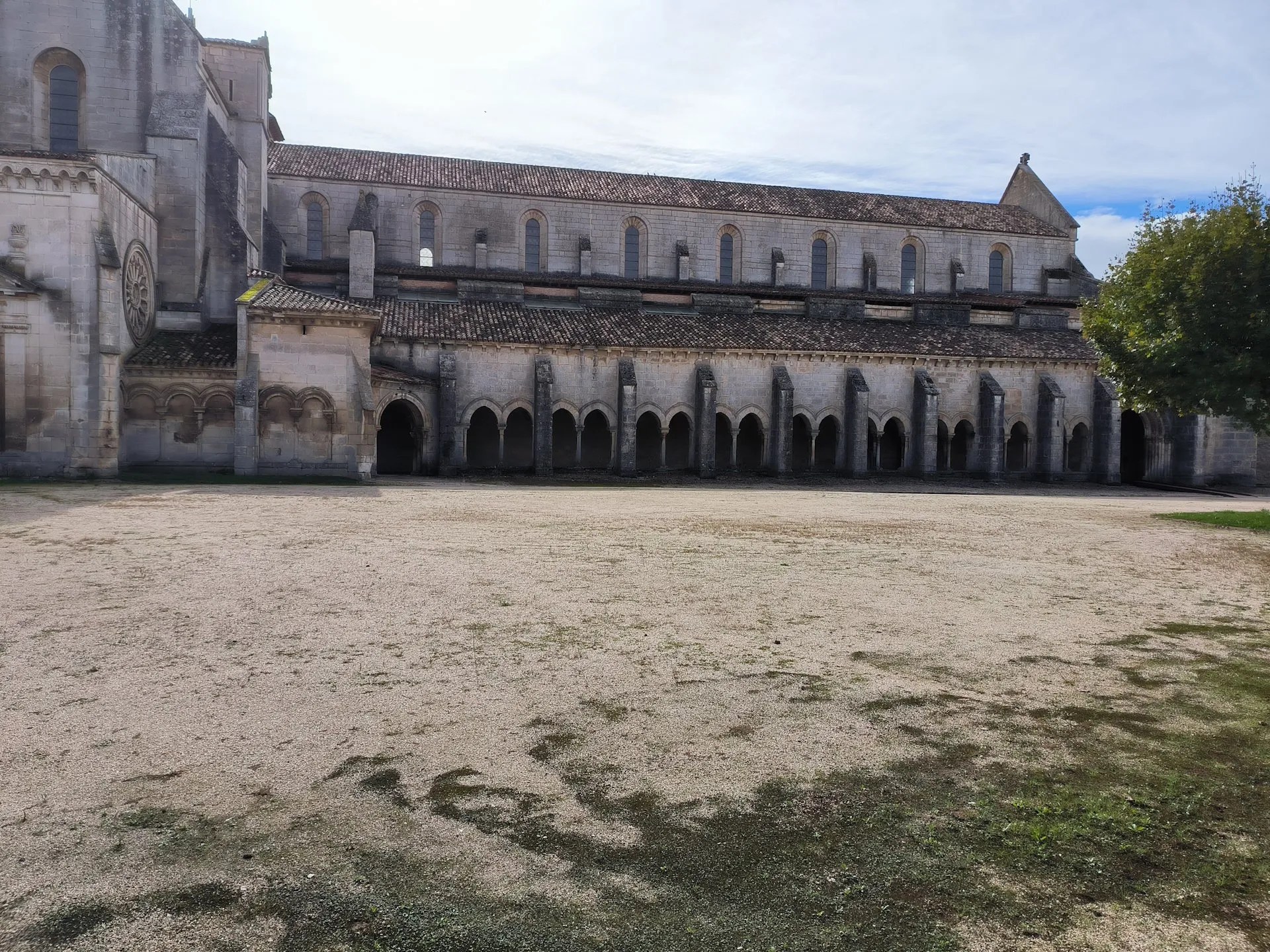 Vista del clautro del patio exterior del Monasterio de Santa María de Las Huelgas