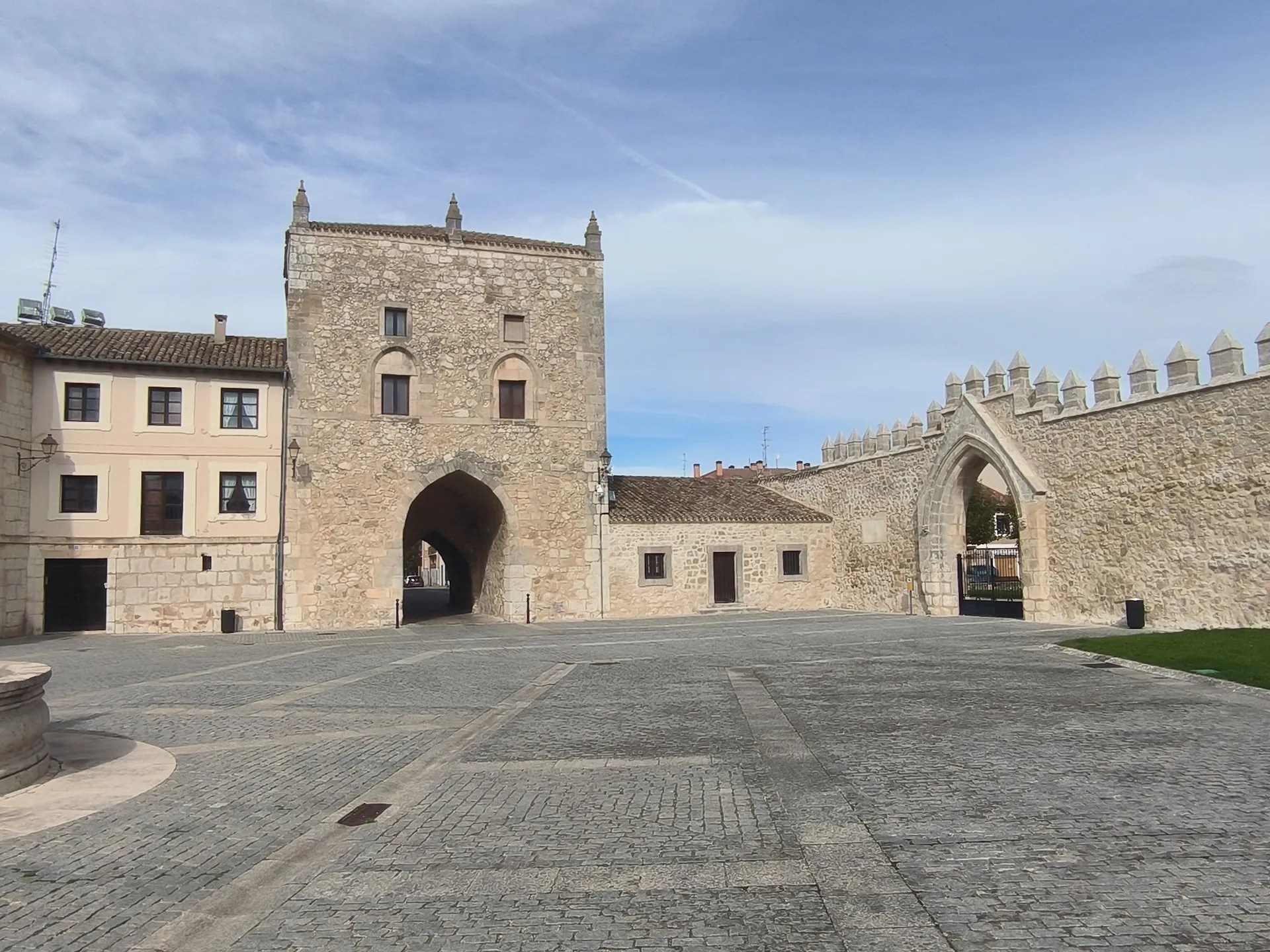 Vista de la entrada al Patio de la Fuente del Monasterio de Santa María de Las Huelgas