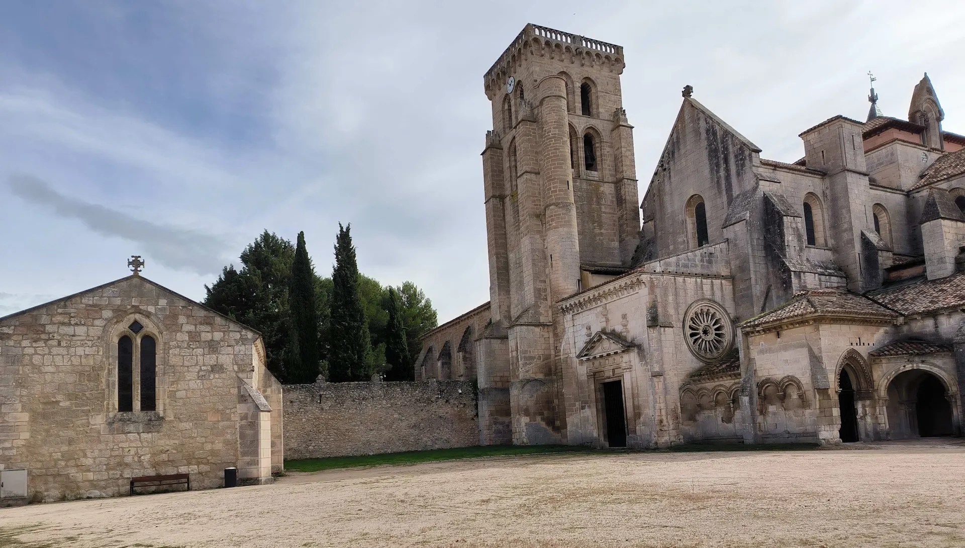 Vista de la entrada a la iglesia del Monasterio de Santa María de Las Huelgas