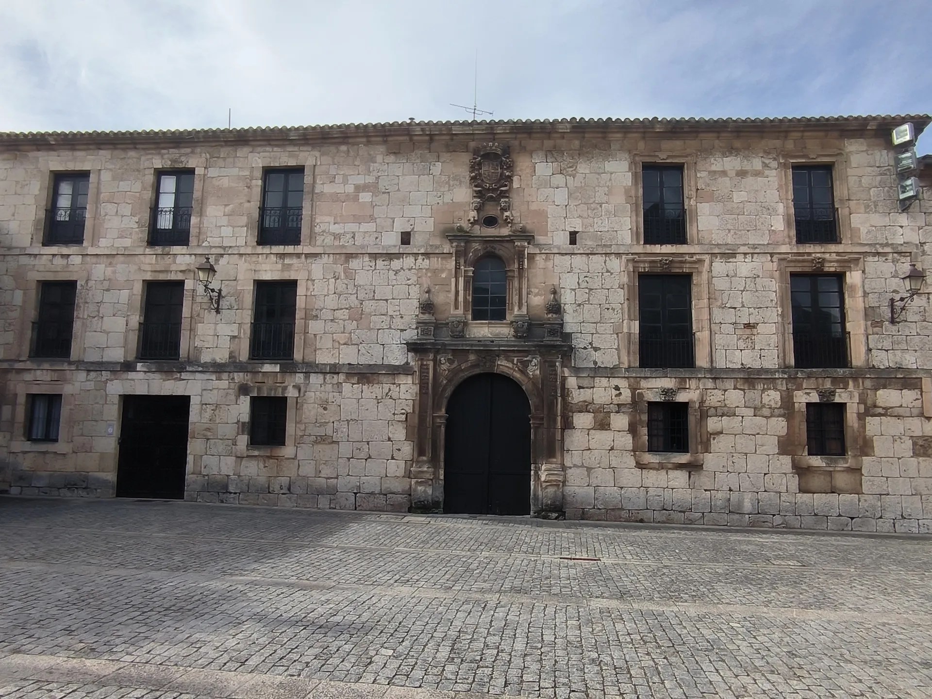 Vista de las viviendas de Patrimonio Nacional en el Patio de la Fuente del Monasterio de Santa María de Las Huelgas