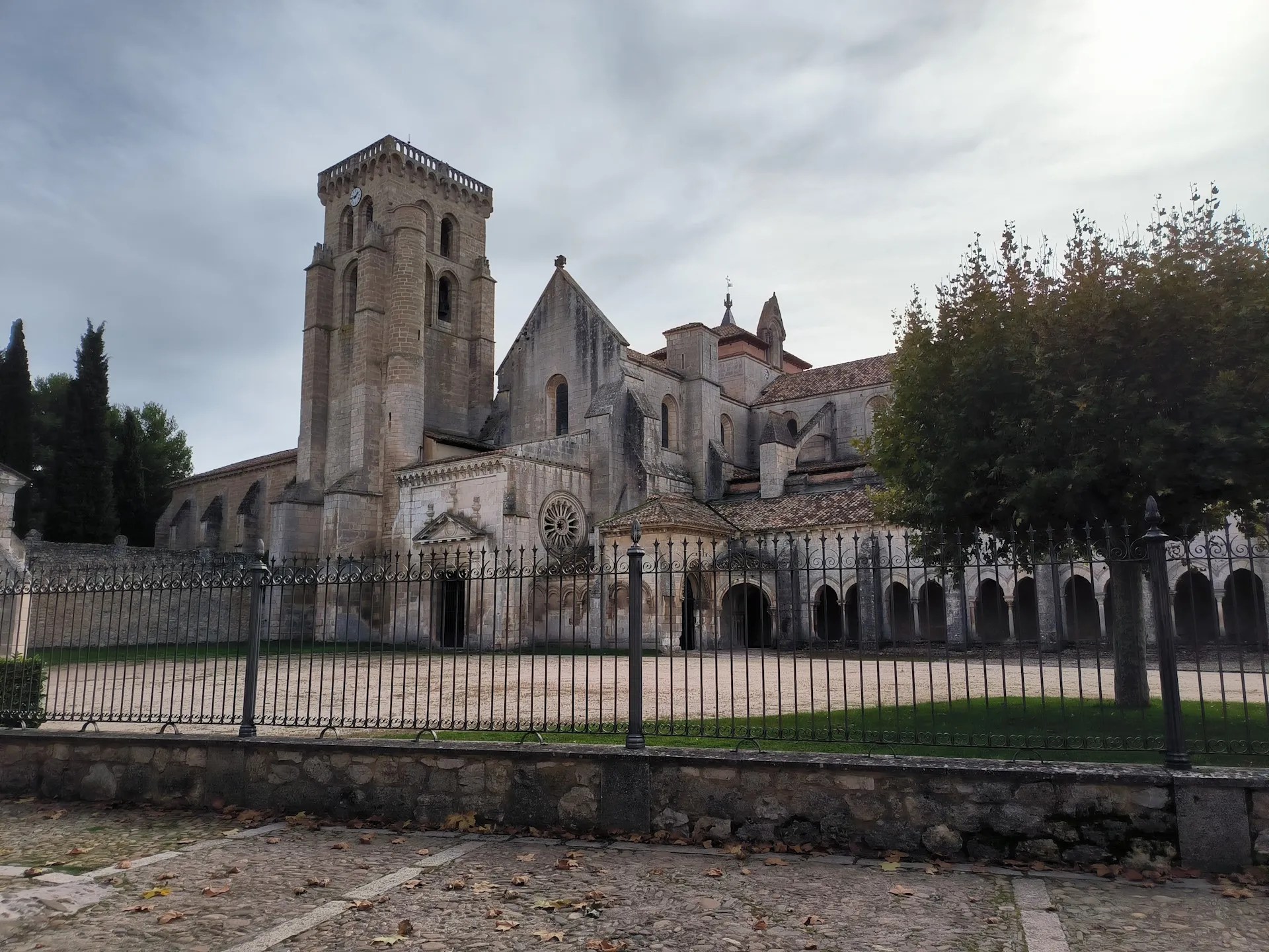 Vista tras las rejas del Monasterio de Santa María de Las Huelgas