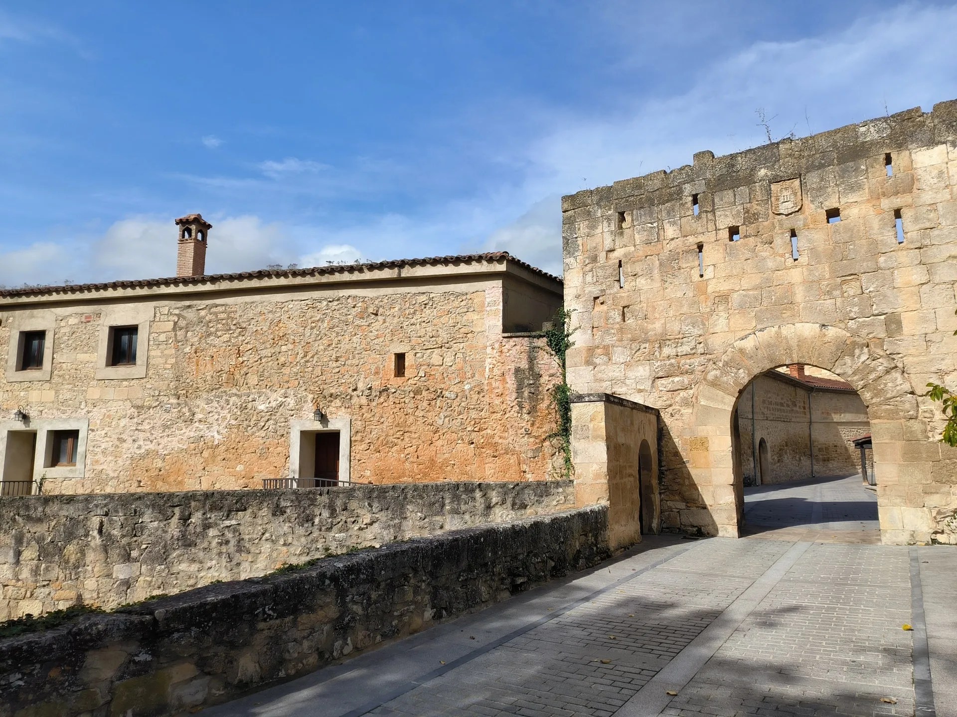 Vista del arco de San Juan de Santo Domingo de Silos