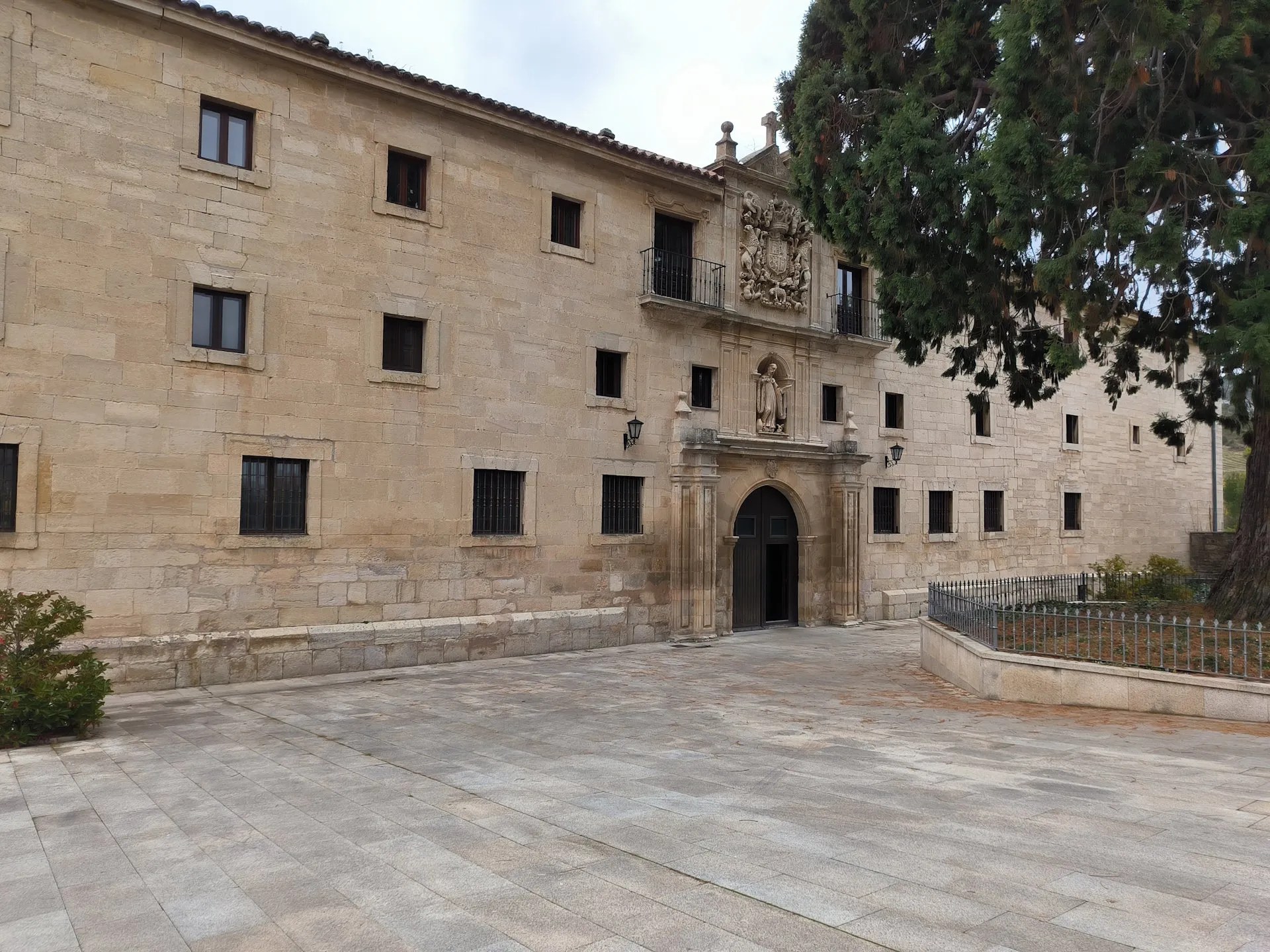 Vista de la entrada a la residencia monástica del Monasterio de Santo Domingo de Silos